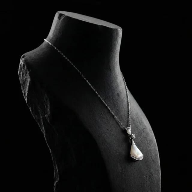 שרשרת כסף 925 עם תליון פנינה בעיצוב יוקרתי – Elegant Pearl Fan Necklace