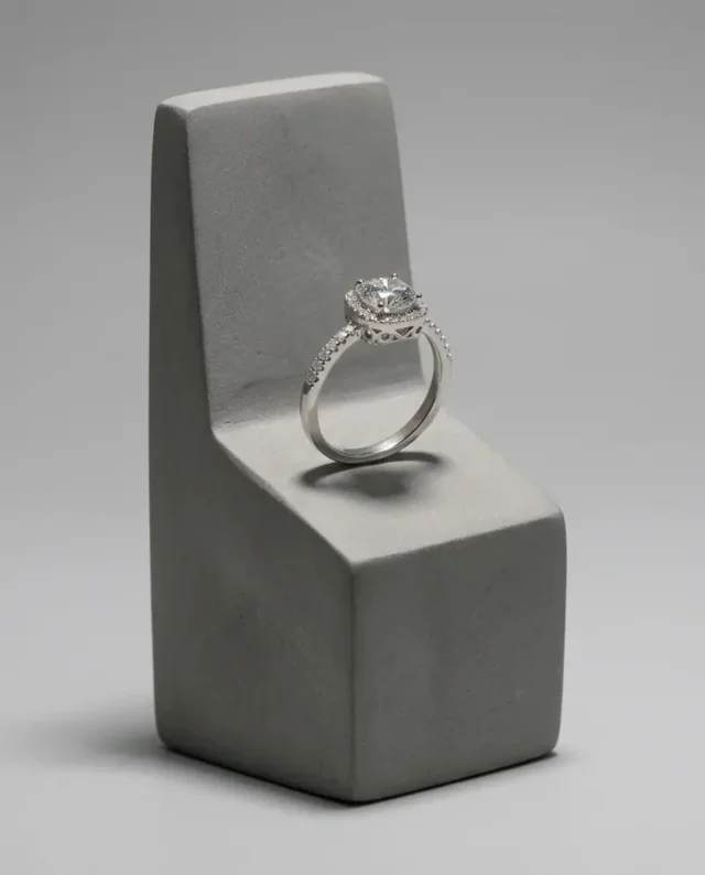 טבעת הילה מוסונייט עם תעודת GRA – Cushion Halo Moissanite Ring